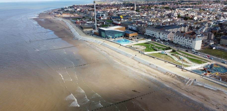 Arfordir y Rhyl o\'r awyr - 2