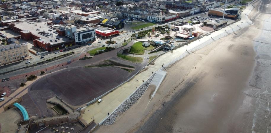 Arfordir y Rhyl o\'r awyr