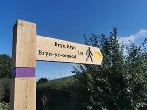 Picture of wooden sign saying Bryn Alyn and Bryn-yr-Orsedd 1 mile