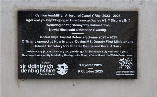 Plaque - agoriad swyddogol